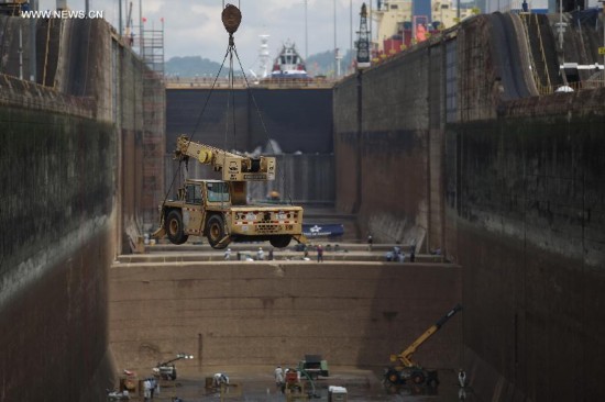 PANAMA-PANAMA CITY-CANAL-MAINTENANCE