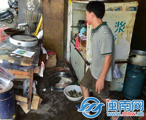 泉州:小吃店学校门口占道摆摊卖早餐 校长扔桌