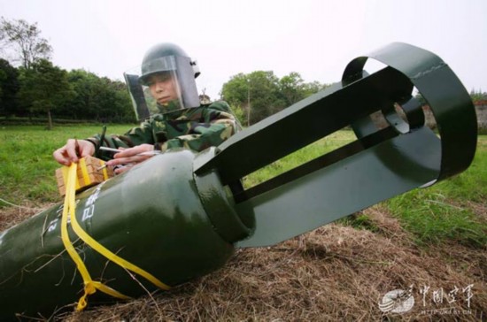 组图成空工兵勤务队官兵引爆大炸弹8