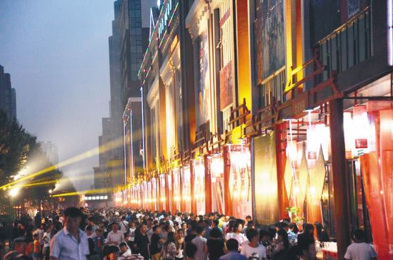 9月6日中秋小长假首日,舌尖同美食文化节在太原街商圈沈阳站南侧