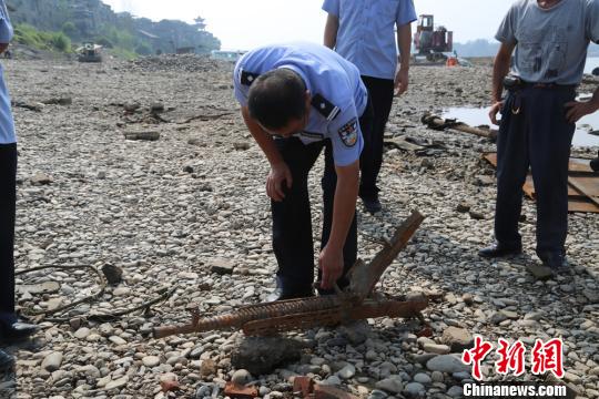 湖南:渔民在沅江撒网打鱼 捞出日制重机枪(图)