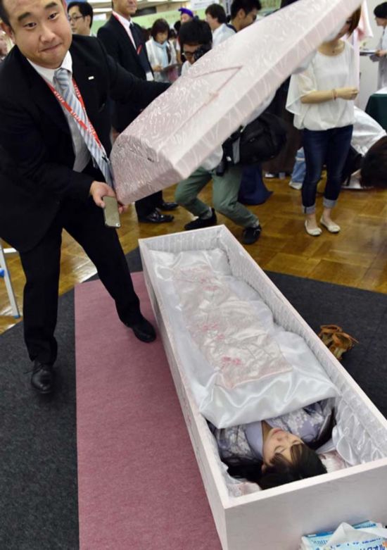 日本"体验葬礼"活动受热捧 可试穿寿衣躺进棺材(组图)