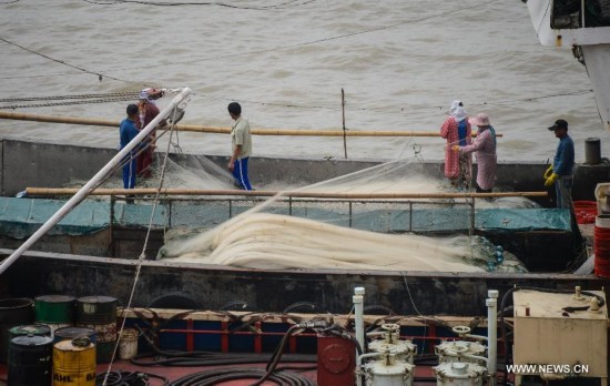 A total of 1,500 fishing boats in Zhoushan started operation on Tuesday as the three-month-long fishing off season of East China Sea came to an end.