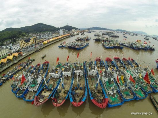 A total of 1,500 fishing boats in Zhoushan started operation on Tuesday as the three-month-long fishing off season of East China Sea came to an end.