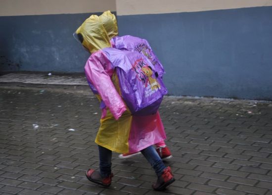 有家长认为小孩子穿雨衣容易淋湿裤腿,引发感冒.