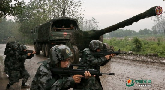 陆军炮兵部队举行对抗演习 模拟敌军生化武器袭击【17