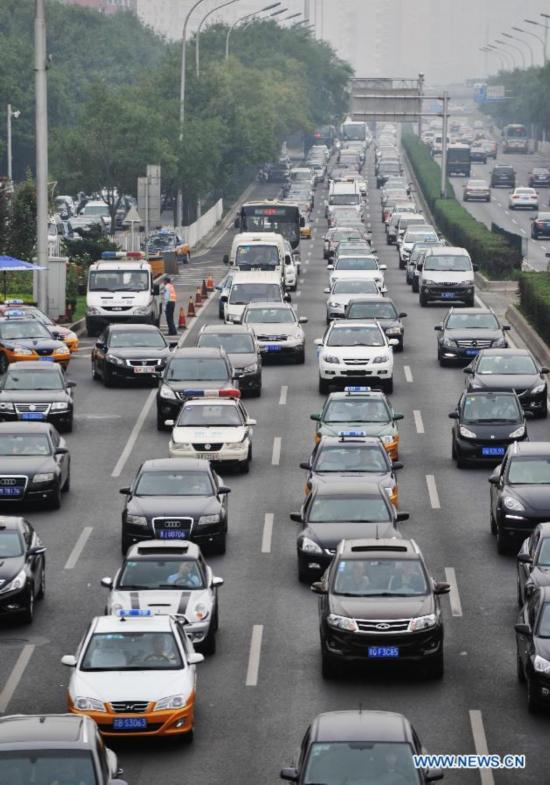 The eastern second ring road, a main road of Beijing, is crammed with cars in Beijing, capital of China, on Sept. 22, 2014, the World Car Free Day. Beijing's 21 million residents have been urged to use public transport and shun peak hours in September as the Chinese capital braces for the gridlock that comes with the beginning of the school year. (Xinhua/Li Wen)