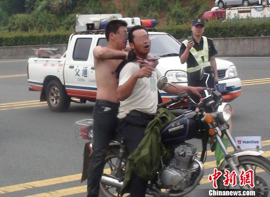福建南平高速男子柴刀劫持人质 警方鸣枪示警