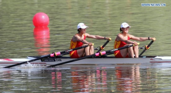 Chen Le (R) and Zhang Huan of China compete during the lightweight women's doubles sculls final of rowing at the 17th Asian Games in Chungju, South Korea, Sept. 25, 2014. Chen Le and Zhang Huan won the gold medal. 