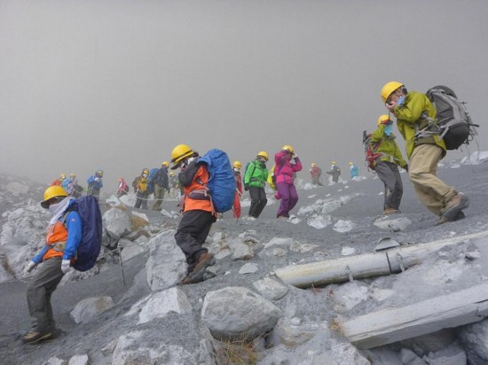 日本火山喷发 被困人员佩戴防护面具有序撤离