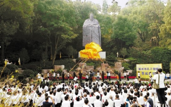 向大成殿内孔子像献上五谷和文房四宝;省政府,衢州市政府,来自美,俄