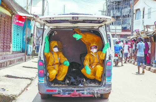 图为8日塞拉利昂弗里敦的志 欧美拉响“埃博拉入侵”预警愿者在运送埃博拉患者遗体。