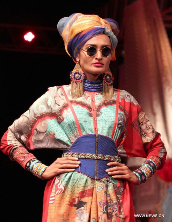 A model presents a creation of designer Tarun Tahiliani at the 'Wills Lifestyle Indian Fashion Week Spring/Summer 2015 Collection' in New Delhi, capital of India, on Oct. 8, 2014.