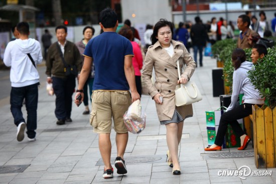 西安大风降温 街头羽绒服与丝袜齐飞