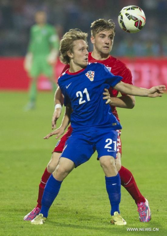 Luke Shaw (R) of England vies with Alen Halilovic of Croatia during a UEFA Euro U-21 Championship 2015 play-off match at the Cibalia Stadium in Vinkovci, Croatia, Oct. 14, 2014. England won 2-1.