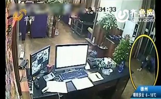 女子深夜扮女鬼爬行盗窃 店主看监控被吓坏(图)