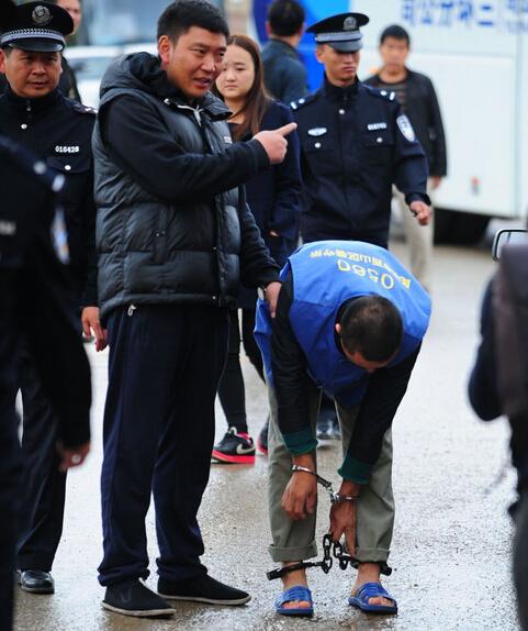 云南14岁少女杀人抛尸 警察押送指认现场（组图）