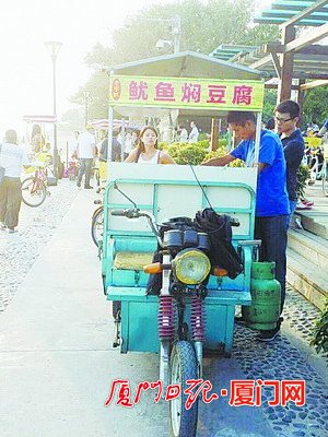 很多小摊贩将电动三轮车改装成移动的小吃摊点