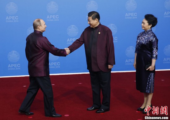 11月10日晚,中国国家主席习近平和夫人彭丽媛欢迎参加2014年apec会议