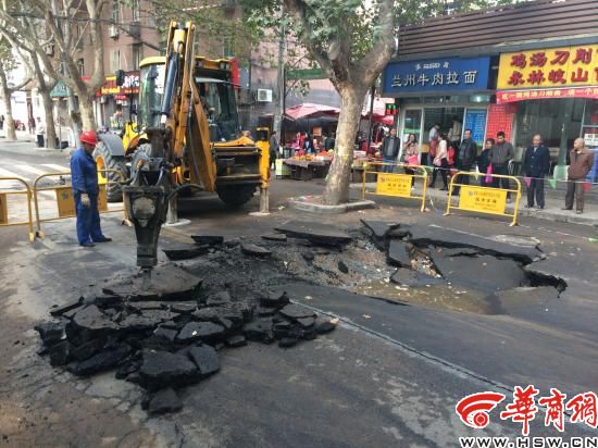 兴庆公园北门附近水管爆裂 路面塌陷成坑