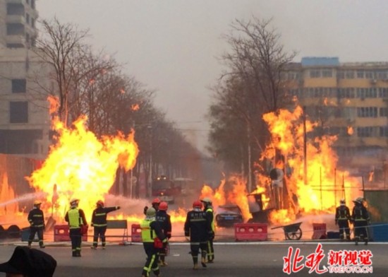 北京通州区新华大街地下燃气管道泄露起火