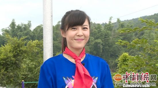 张柏芝拉肚子啃树叶止泻 组织村妇跳扇子舞