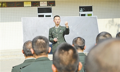 大学生士兵张寒萧说"部队让我感觉有干头有盼头"