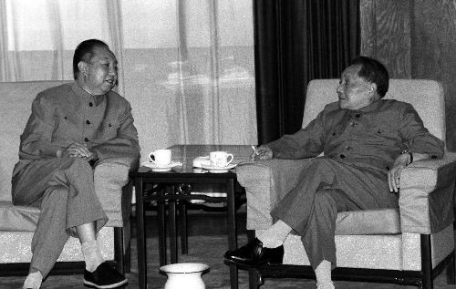 1987年,邓小平与华国锋(资料图)