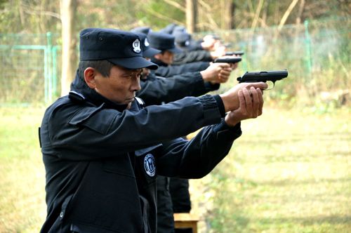 特警们在手枪射击比武中(叶竞)