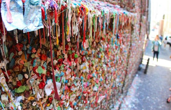 西雅图“口香糖之墙”吸引众多游客 曾为世界上最让人恶心的景点之一