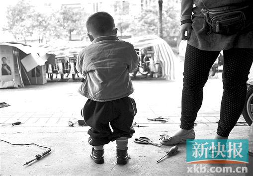 广州一光脚男子当街抢走1岁男童 距孩子母亲1