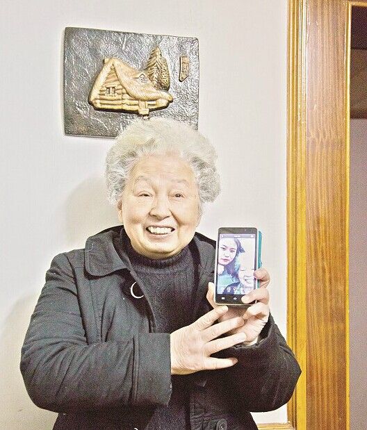 央视聚焦武汉69岁老人拍照感谢让座人(图)