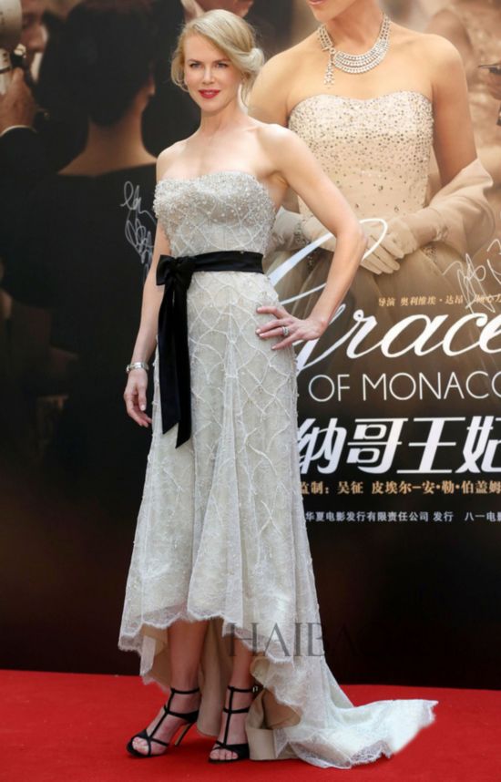 ݿɡ (Nicole Kidman) Ű߶ (Giorgio Armani Prive) ˿Ĩȹ伪ס (Jimmy Choo) ߸ЬϯӰĦɸĸ˿(Grace of Monaco) 2014ϺӰӳʽ