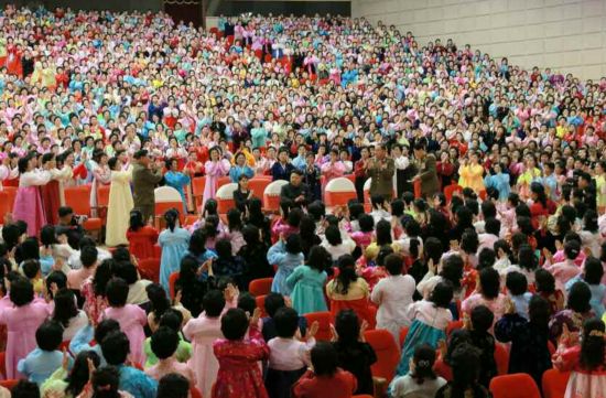 金正恩携妻参加军人家属会 军嫂高呼万岁