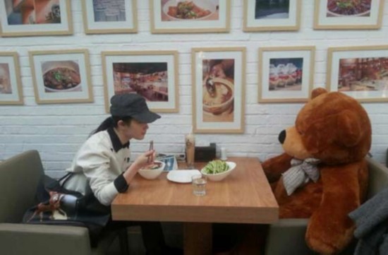 刘亦菲就餐被拍与玩具熊一起吃饭(图)