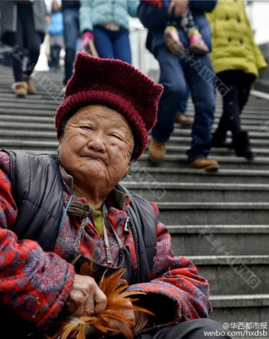 成都86岁婆婆寒风中卖鸡毛毽为儿子赚医疗费