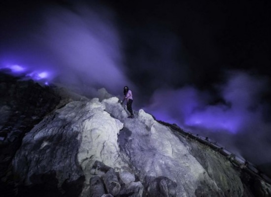 印尼火山喷发蓝色岩浆 如科幻大片(组图)