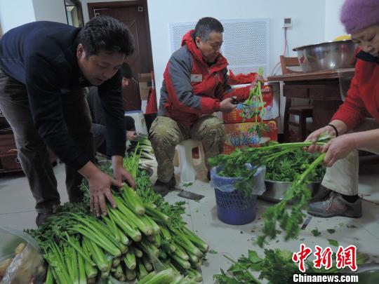 郑州“饺子哥”忙碌备饺子300份爱心饺冬至送出