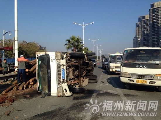 货车上桥侧翻木材滚落一地 福州浦上大桥快车