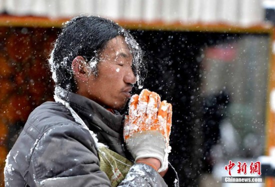 圣城拉萨喜迎瑞雪 民众顶雪祈福(图)