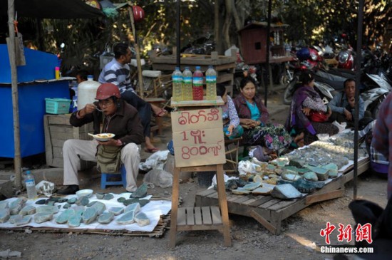 缅甸最大玉石市场:卖玉石如同菜市场卖菜(高清