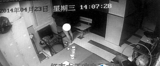 沪警方澄清女子在警所被扒裤:系其自己蹬落
