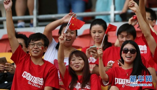 中国队亚洲杯揭幕战开打 球迷拉横幅 往门里踢
