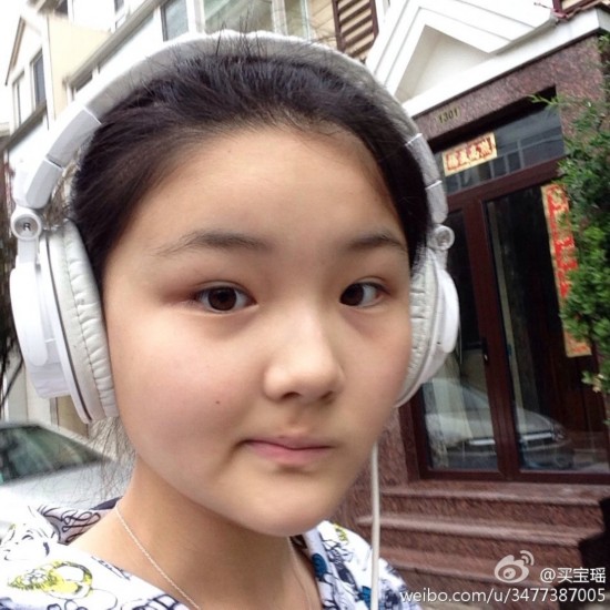 孙楠大女儿买宝瑶晒生活照父女相似度903