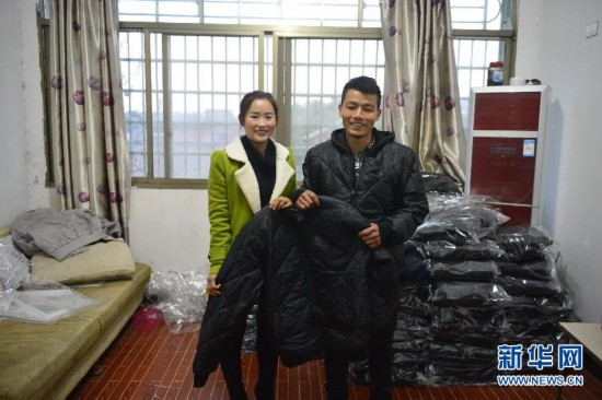 江西小伙服装厂倒闭 将800余件棉袄送给老人