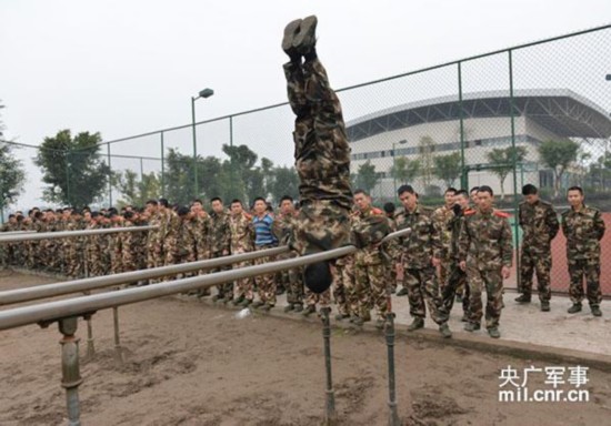 重庆消防武警培训军体教练员:双杠上倒立(组图