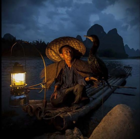 中国渔村     摄於中国一个名为兴坪的小渔村.蓑衣斗笠,江中渔火.