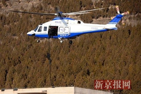 2015年1月16日,北京警察学院内,演练中,特警从直升机上速降至被"