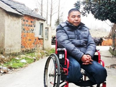 南京:轮椅青年截肢7次 仍带女儿做义工