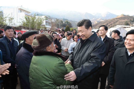 习近平特地和几位当地干部握手，叮嘱说：“地震是一次考验，你们辛苦了。希望再接再厉，做好越冬工作，保质保量重建家园！” 